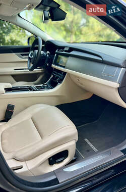 Седан Jaguar XF 2017 в 