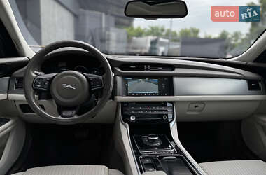 Седан Jaguar XF 2016 в 