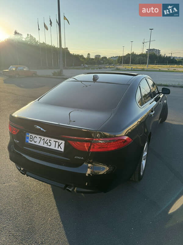Седан Jaguar XF 2017 в Львове