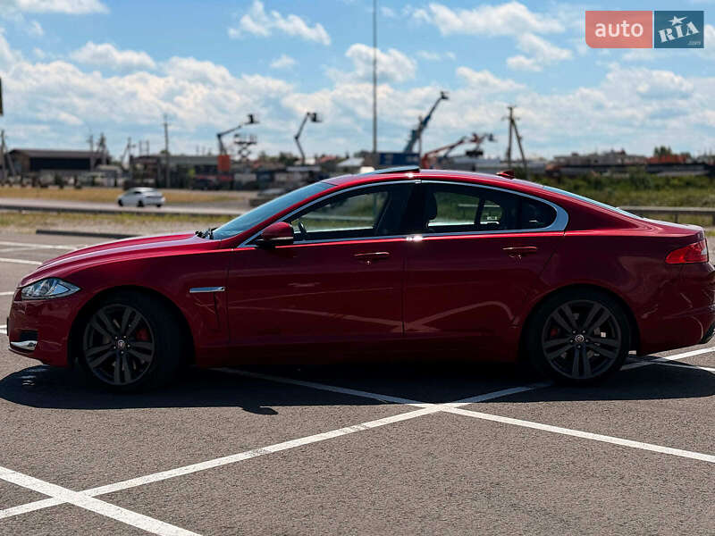 Седан Jaguar XF 2013 в Львове