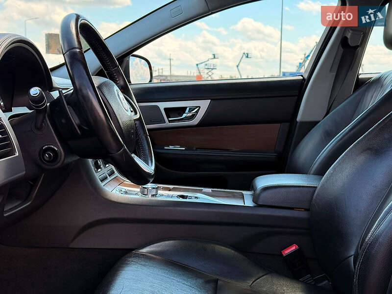 Седан Jaguar XF 2013 в Львове