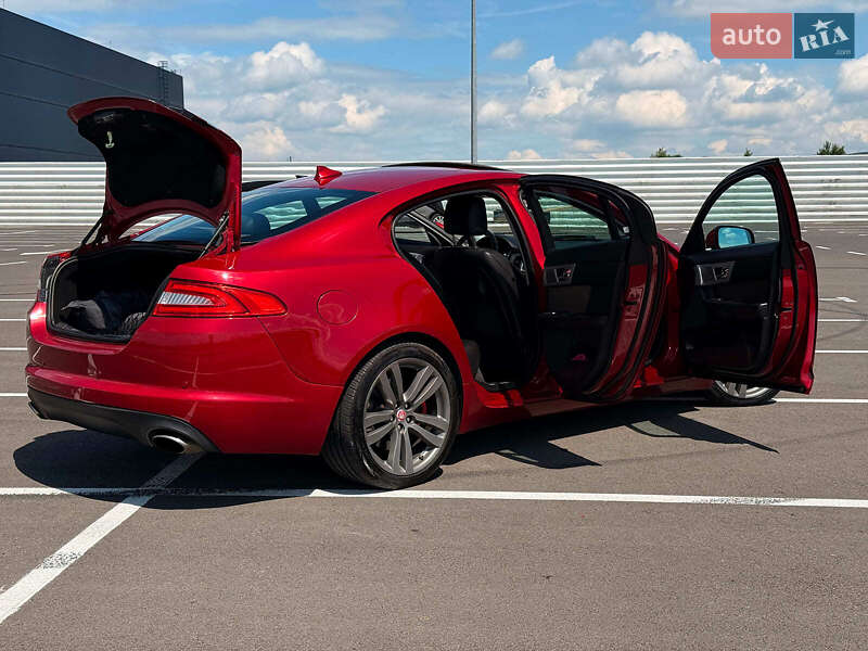 Седан Jaguar XF 2013 в Львове