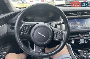 Седан Jaguar XF 2016 в 