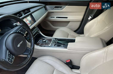 Седан Jaguar XF 2017 в 