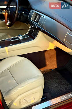 Седан Jaguar XF 2012 в 