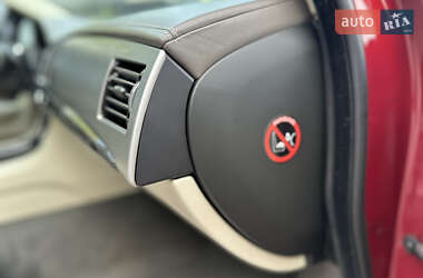 Седан Jaguar XF 2012 в 
