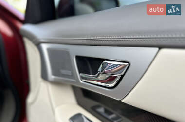 Седан Jaguar XF 2012 в 