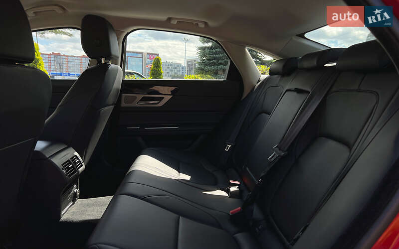 Седан Jaguar XF 2017 в Львове