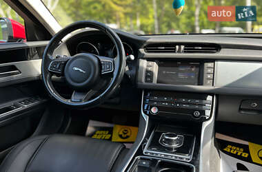 Седан Jaguar XF 2017 в 