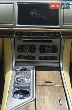 Седан Jaguar XF 2015 в 