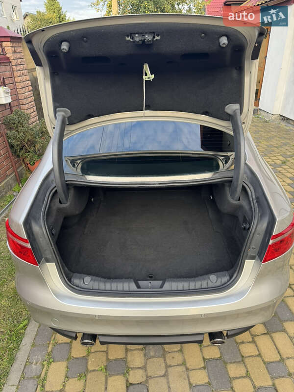 Седан Jaguar XF 2016 в Львові