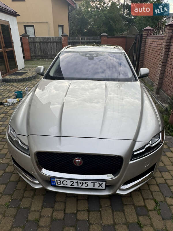 Седан Jaguar XF 2016 в Львові