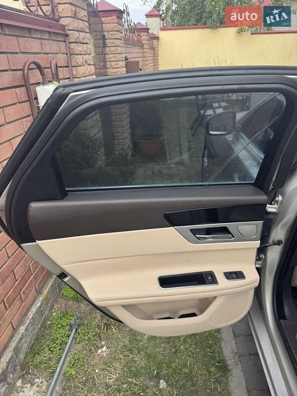 Седан Jaguar XF 2016 в Львові