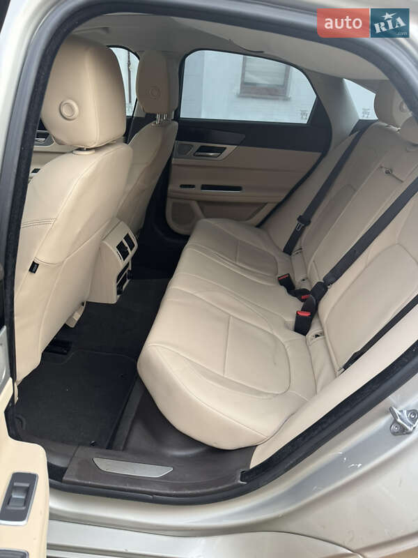 Седан Jaguar XF 2016 в Львові