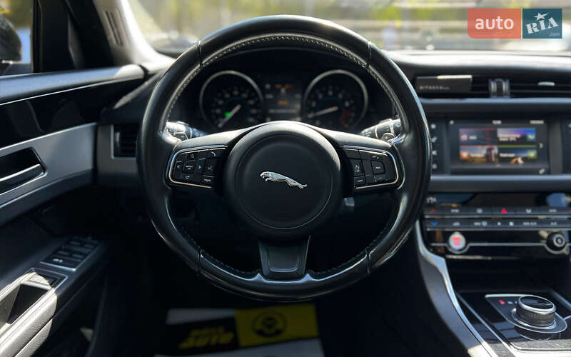 Седан Jaguar XF 2017 в Львове