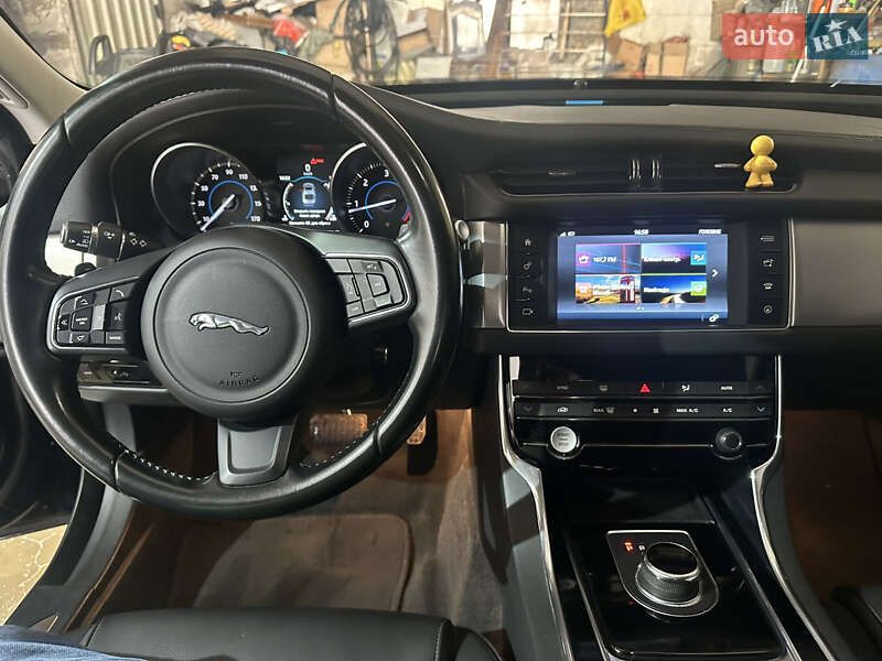 Седан Jaguar XF 2016 в Житомире