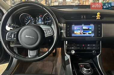 Седан Jaguar XF 2016 в 