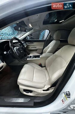 Седан Jaguar XF 2017 в 