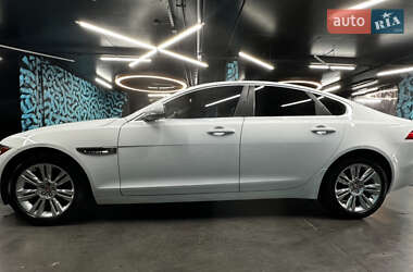 Седан Jaguar XF 2017 в 