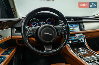 Седан Jaguar XF 2016 в 
