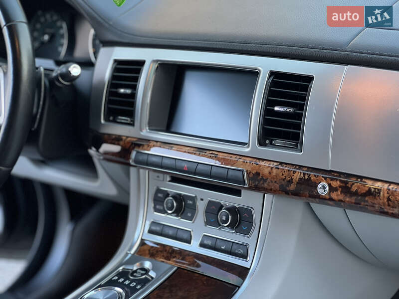 Седан Jaguar XF 2014 в Тернополі