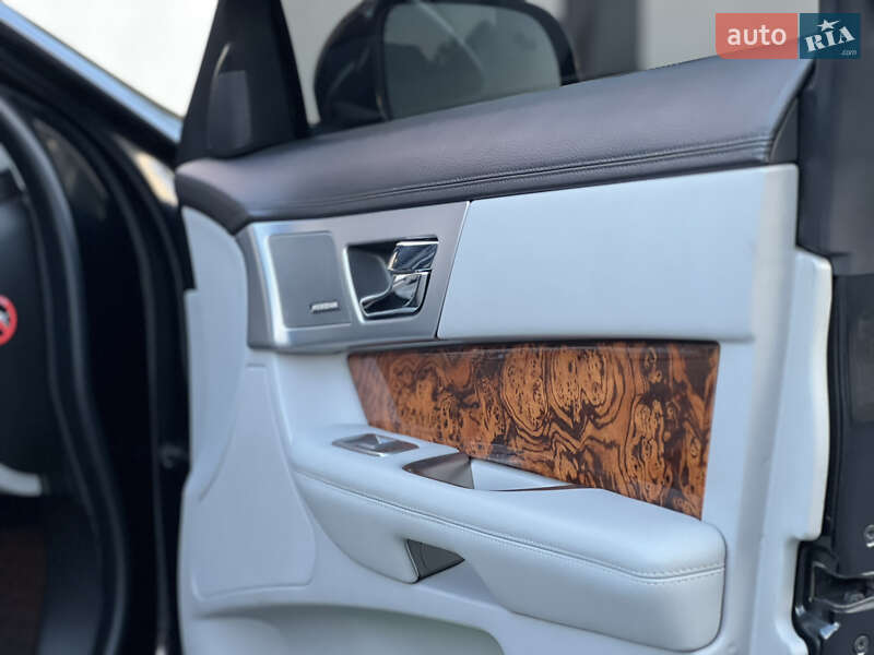 Седан Jaguar XF 2014 в Тернополі