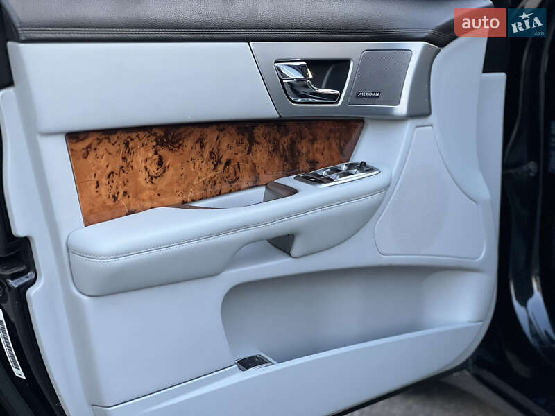 Седан Jaguar XF 2014 в Тернополі