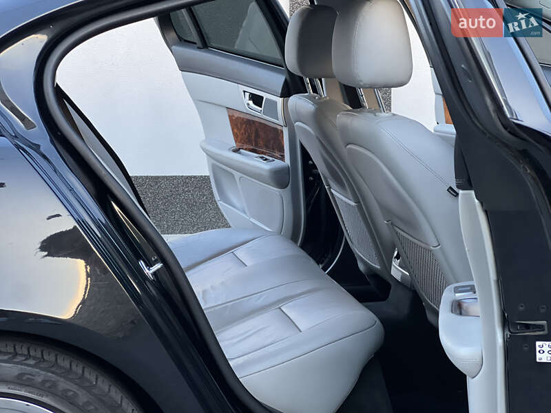 Седан Jaguar XF 2014 в Тернополі