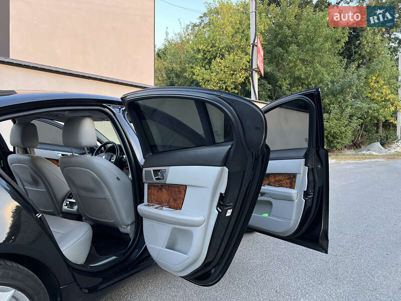 Седан Jaguar XF 2014 в Тернополі