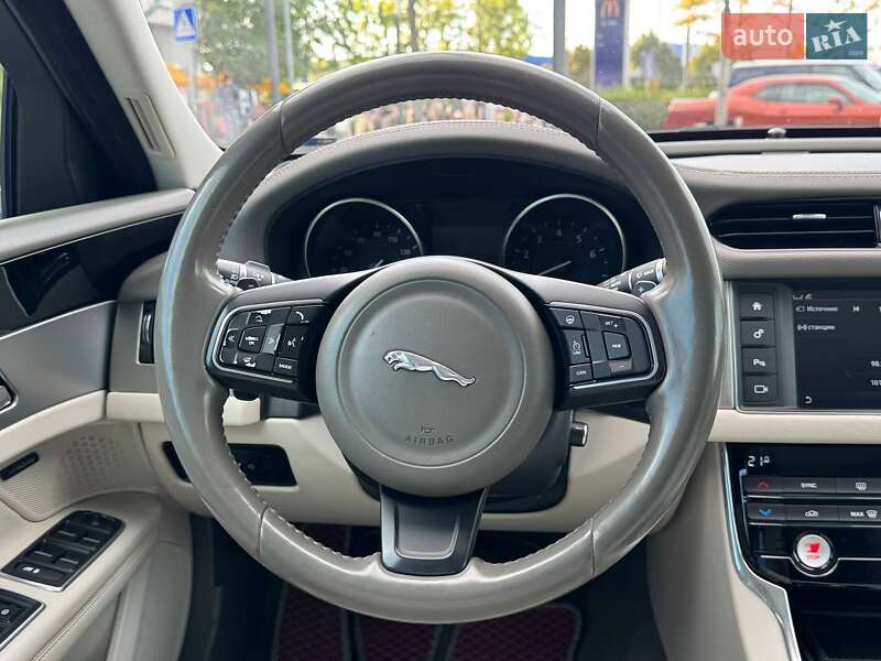 Седан Jaguar XF 2016 в Києві