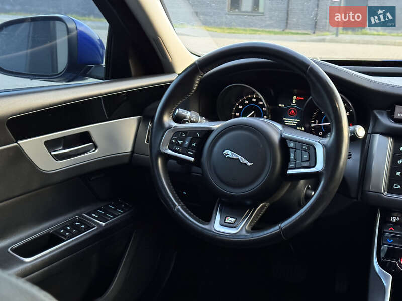 Седан Jaguar XF 2016 в Ивано-Франковске