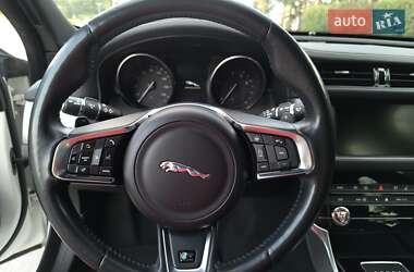 Седан Jaguar XF 2016 в 