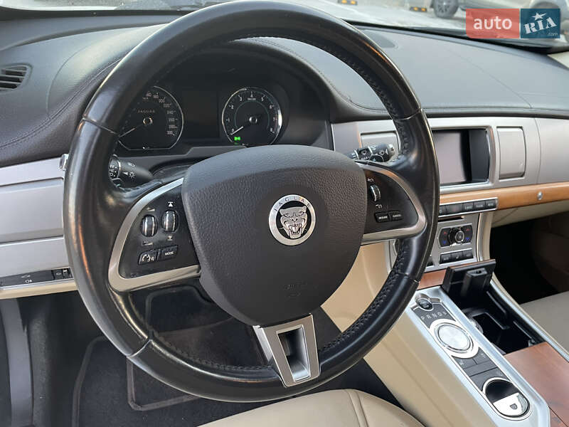 Седан Jaguar XF 2012 в Киеве