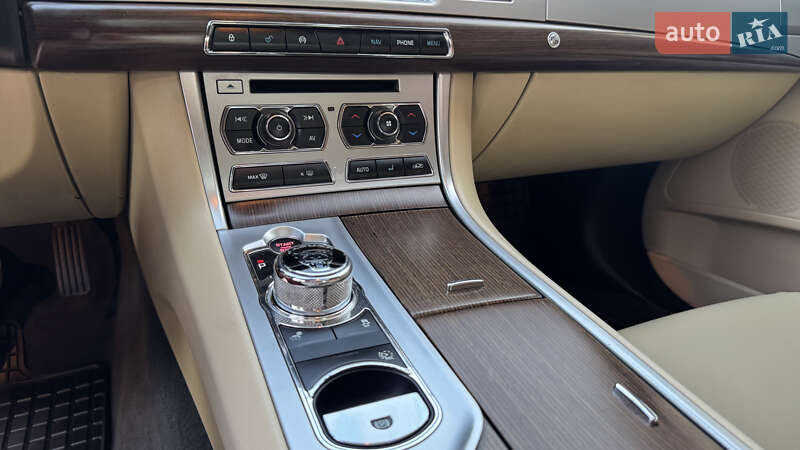 Седан Jaguar XF 2014 в Киеве