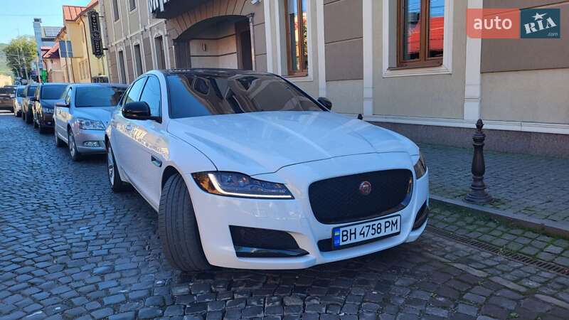 Седан Jaguar XF 2016 в 