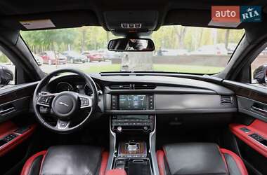 Седан Jaguar XF 2015 в 