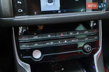 Седан Jaguar XF 2015 в 