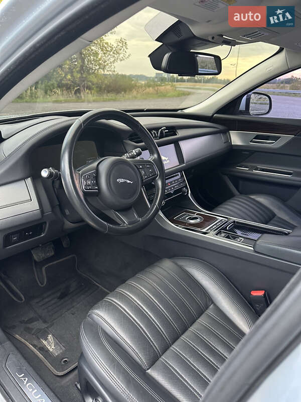 Седан Jaguar XF 2016 в Львове