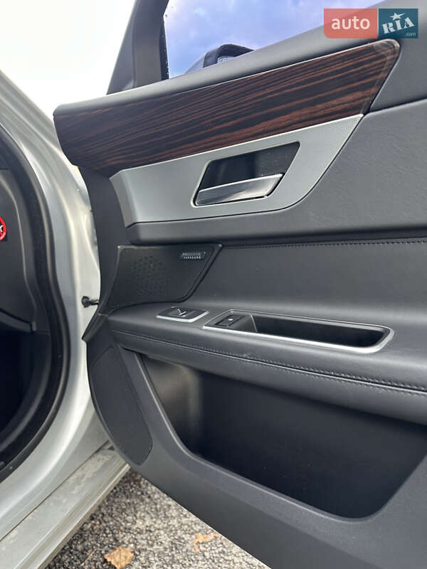 Седан Jaguar XF 2016 в Львове