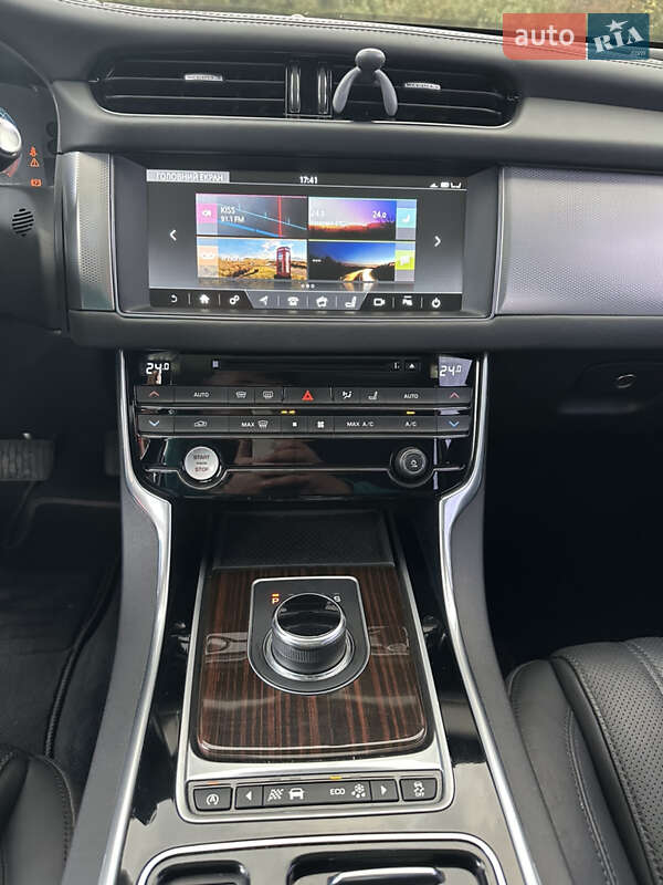 Седан Jaguar XF 2016 в Львове