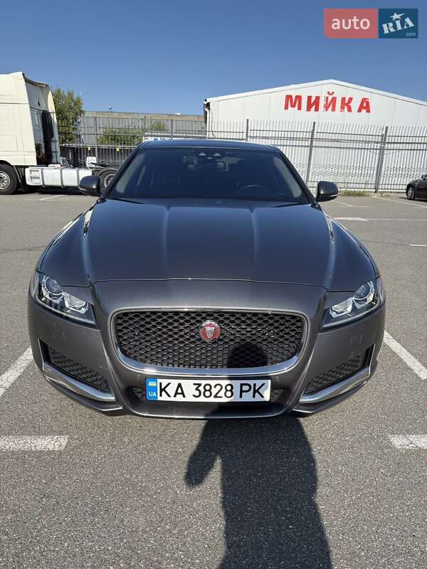 Седан Jaguar XF 2018 в 