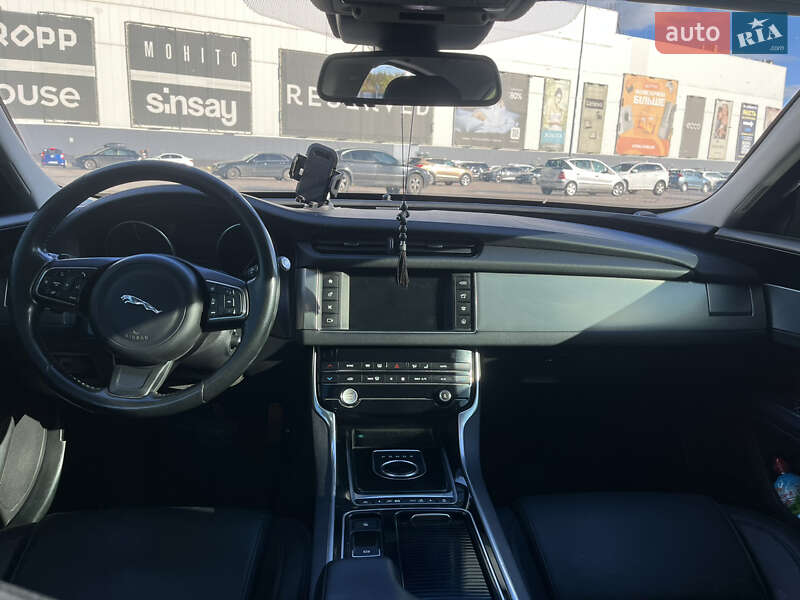 Седан Jaguar XF 2016 в Киеве