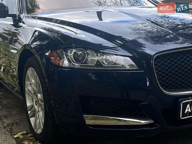 Седан Jaguar XF 2016 в Киеве