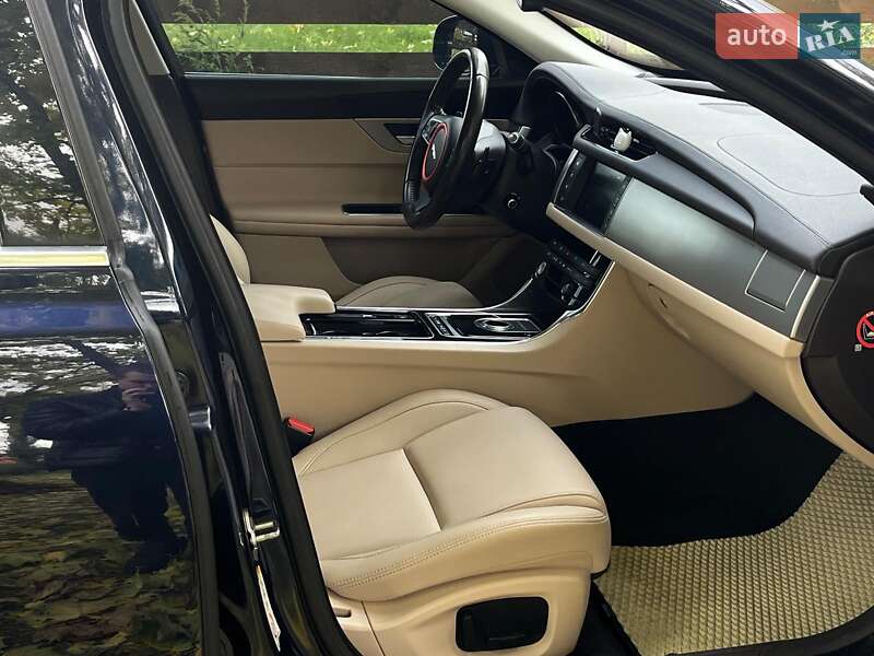 Седан Jaguar XF 2016 в Киеве