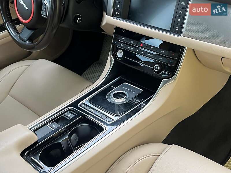 Седан Jaguar XF 2016 в Киеве