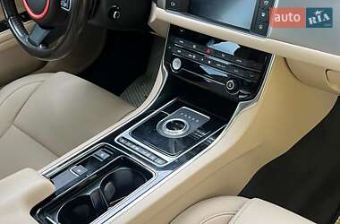 Седан Jaguar XF 2016 в 