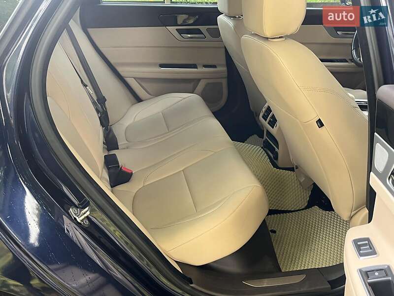 Седан Jaguar XF 2016 в Киеве