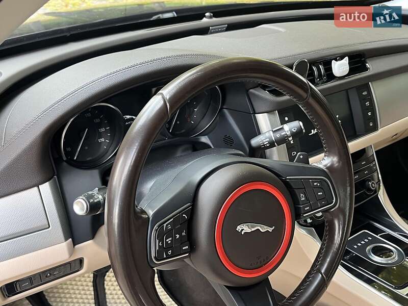 Седан Jaguar XF 2016 в Киеве