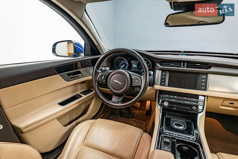 Седан Jaguar XF 2016 в Киеве