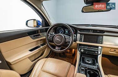 Седан Jaguar XF 2016 в 